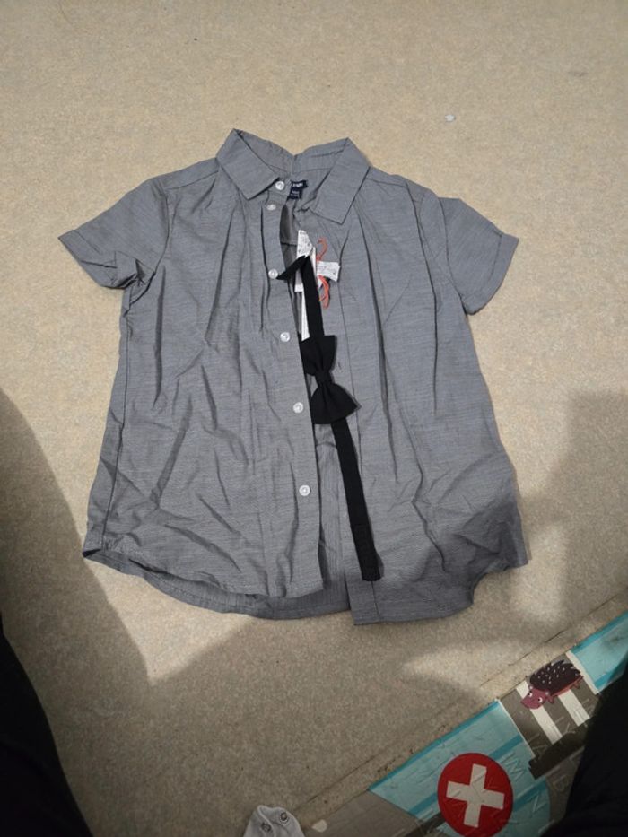 Chemise avec noeud papillon neuve