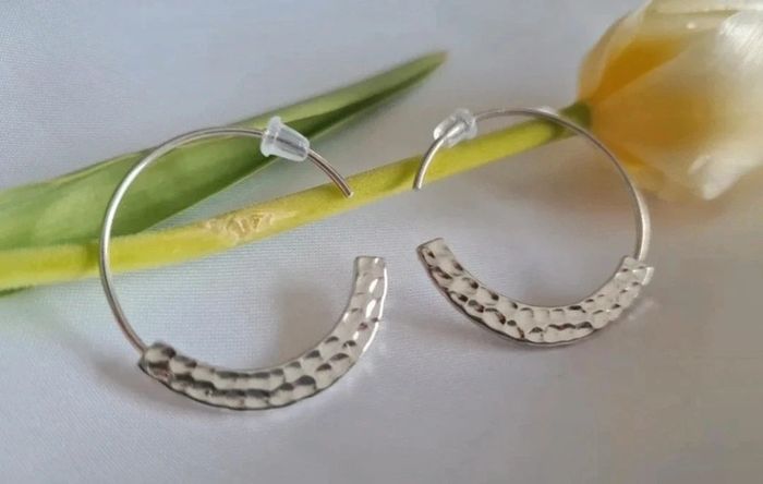 Boucles d'oreilles créoles argent rhodié martelées - photo numéro 2