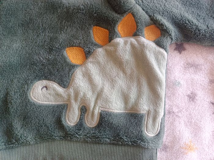 Pull vert dino - photo numéro 3