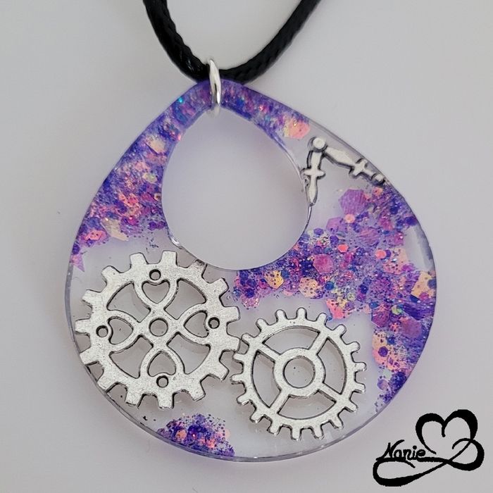 Pendentif transparent avec des engrenages et des paillettes violettes - photo numéro 3