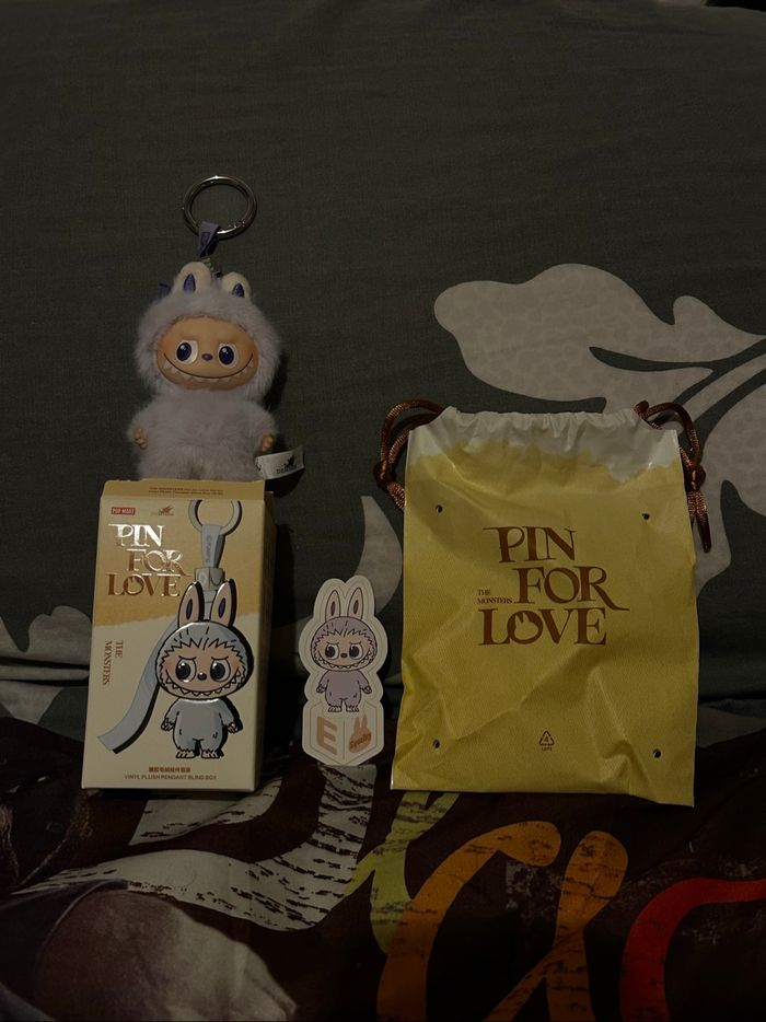 Labubu pin for love E