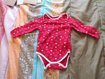 Body rouge à étoiles 9 mois