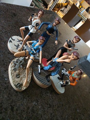 Figurine tomb raider// lara croft