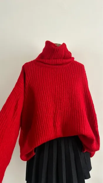Pull col roulé rouge