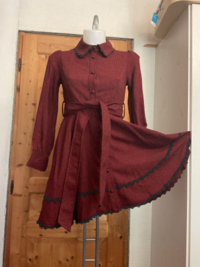 Manteau évasé Lolita Kawai bordeaux noir & dentelle 80% laine acheté au Japon vintage 2000s