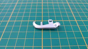 Pare-chocs avant droit pièce détachée miniature burago Lancia Aurelia b24 spider 1/18 #B48