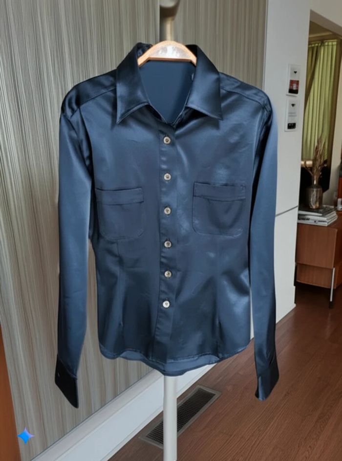 Chemise Burberry vintage bleu marine satinée, 75% acétate, allure rétro chic
