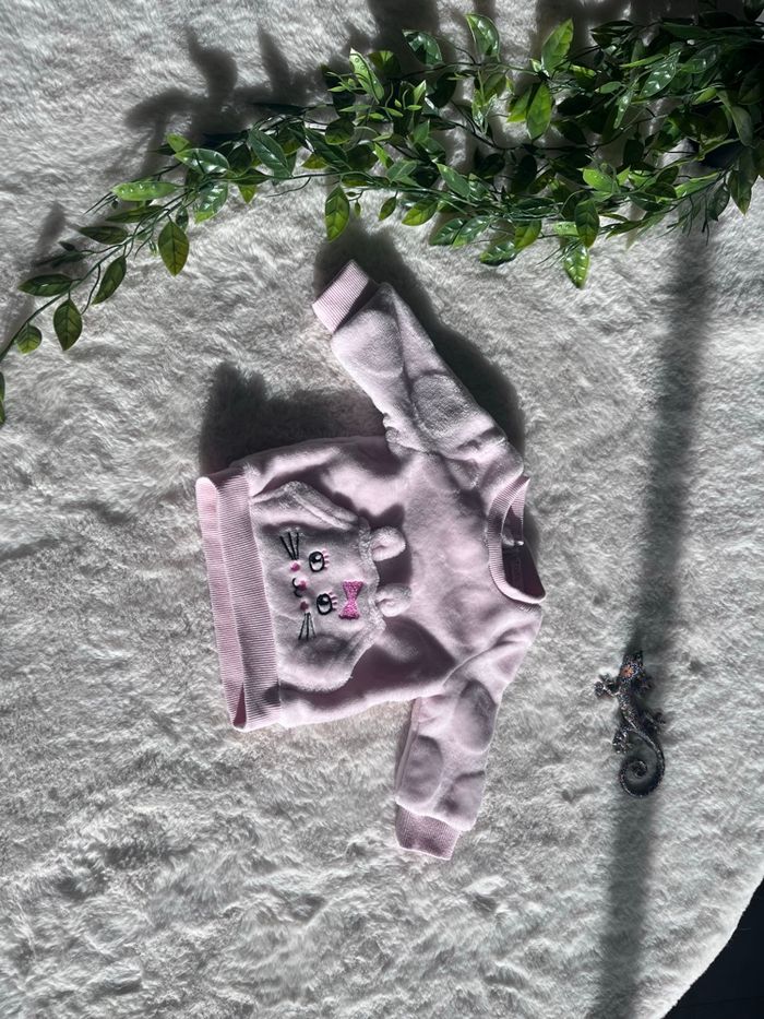Sweat-shirt rose en 3 mois