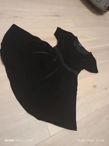 Magnifique robe noir velours taille 5ans neuve