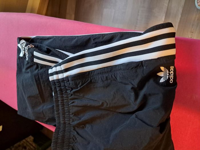lot 5 pantalons DONT 2 NEUFS  et 3 bas jooing adidas ; en tbe - photo numéro 5