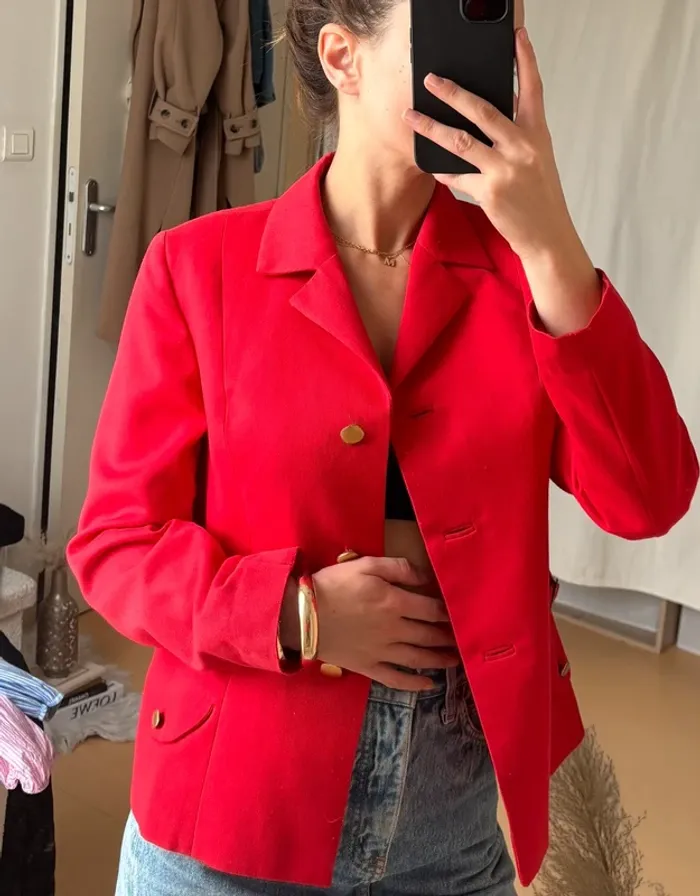 Blazer rouge à boutons dorés