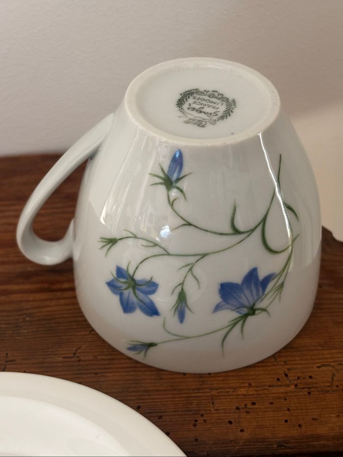 Superbe tasse et sa soucoupe fleurs bleues porcelaine de Limoges Singer - photo numéro 4