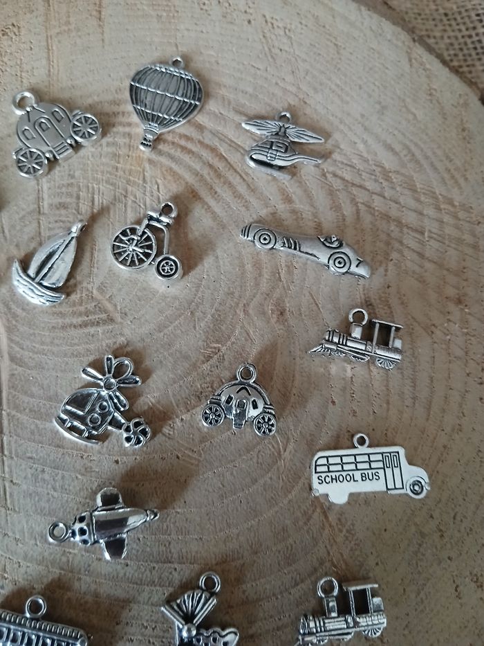 Lot de 17 breloques pendentifs véhicules avion voiture montgolfière - photo numéro 3