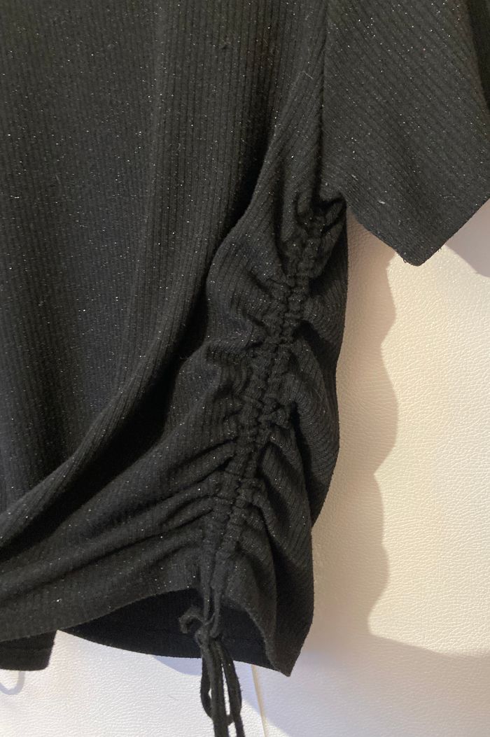 top noir avec paillettes à plisser sur les côtés - photo numéro 2
