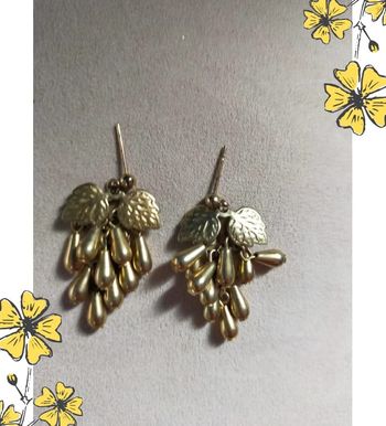 Boucles d'oreilles dorées feuillage & grappes perlées – Style nature bohème