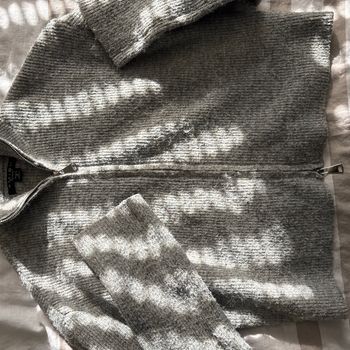 Pull gris zipé