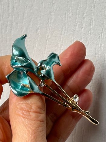 Broche, tulipes Arums pour cérémonie de mariage