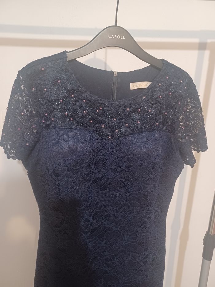 Robe longue bleu marine dentelle et perles
taille 50 - photo numéro 3