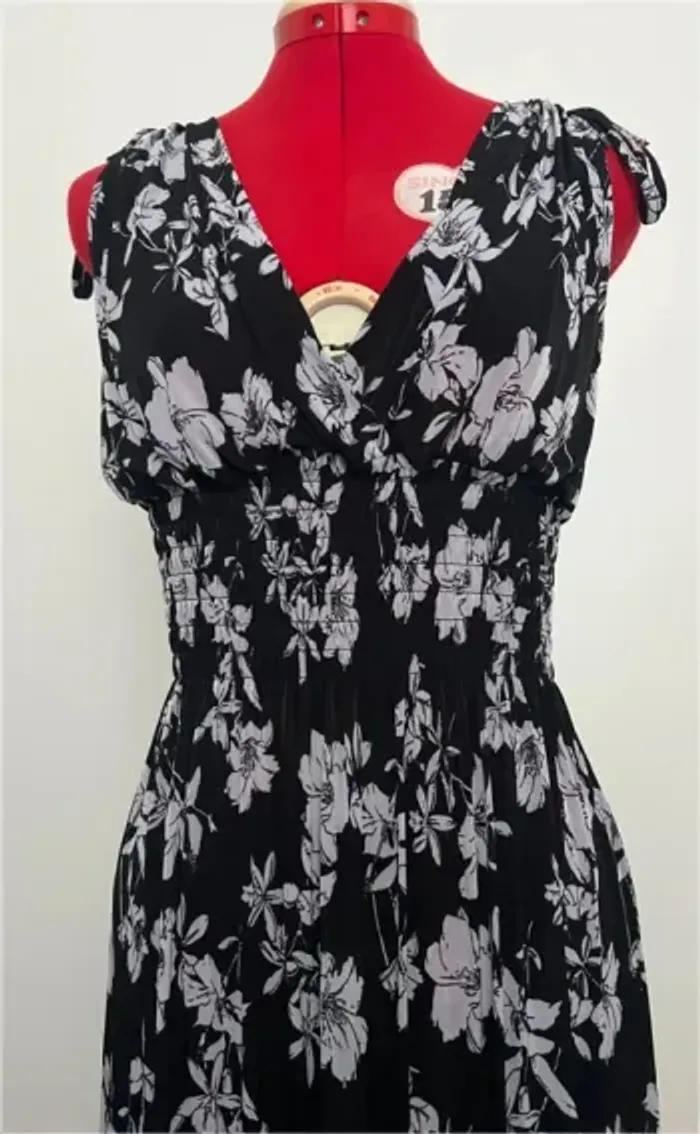 Robe longue fluide noire et lilas fleurie