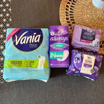 Lot paquets de serviettes hygiéniques
