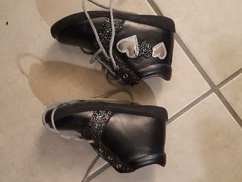 Chaussures noires coeurs