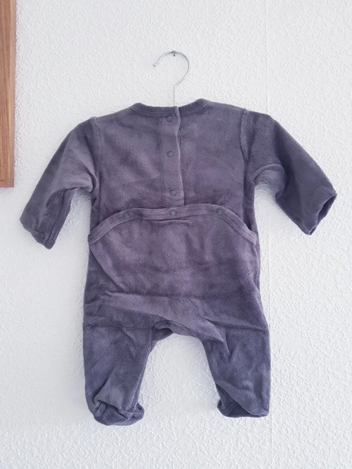 Kiabi - Grenouillère / pyjama une pièce / dors bien en velours - Neuf ! (1 mois) - photo numéro 2
