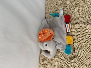 Éléphant SIMBA doudou plat gris oreille orange