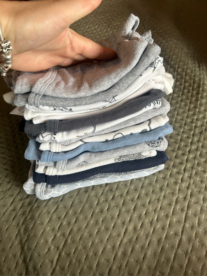 Lot 16 bodies manches courtes