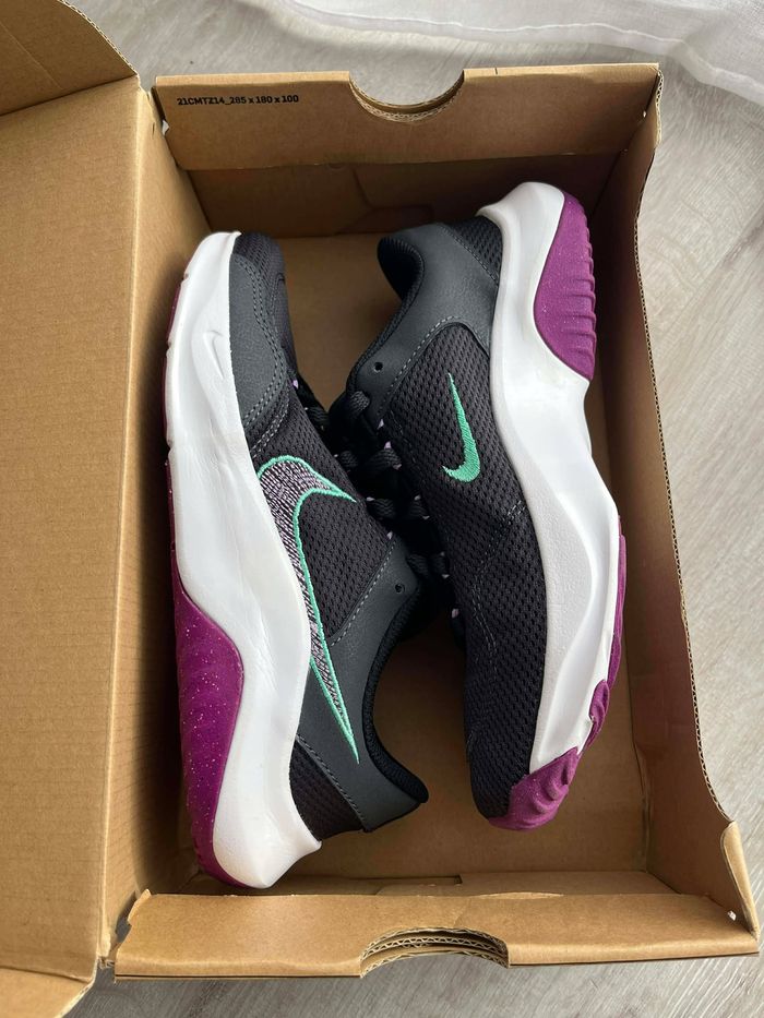 Baskets nike Legend Essential 3 NEUVES Noir/Violet T36 Fille/Femme à débattre - photo numéro 5