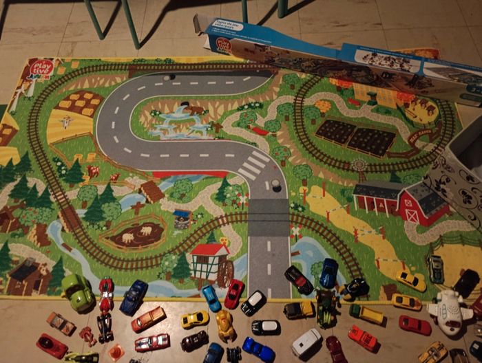 Tapis de jeu Sol avec 100 voitures ville/pays en excellent état marque playtive - photo numéro 15