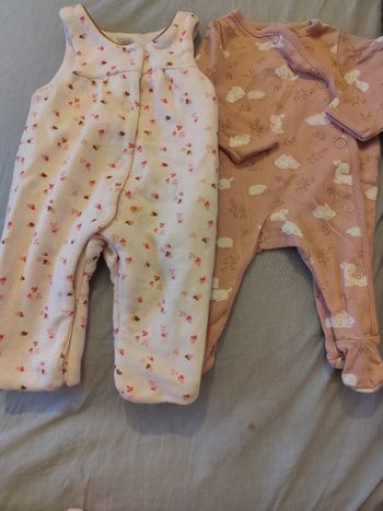 Bonnet et vêtements 0 mois