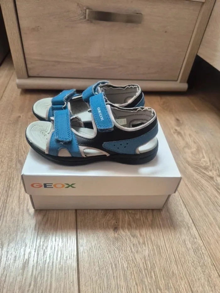 Chaussures sandales / nu-pieds Geox bleues pointure 29 en excellent état - photo numéro 4