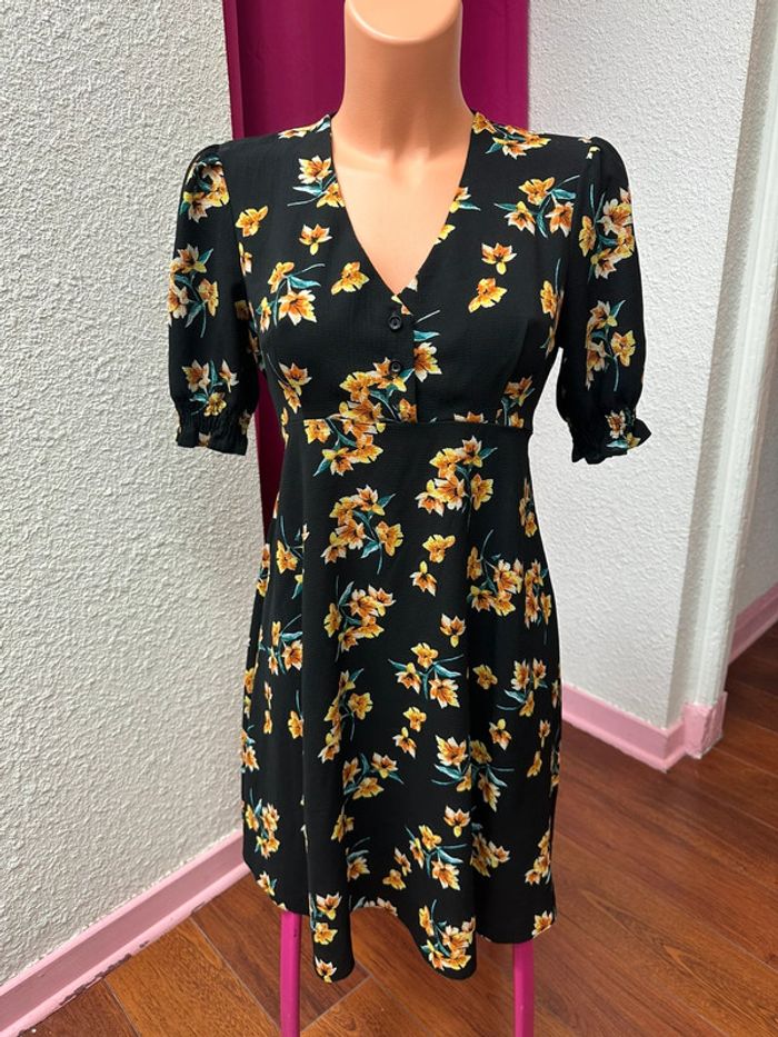 Robe noire à fleurs jaunes