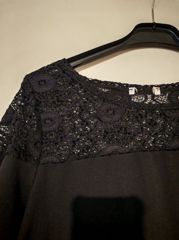 Blouse noire avec dentelle