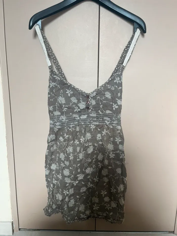 top marrons fleuris avec boutons - photo numéro 2