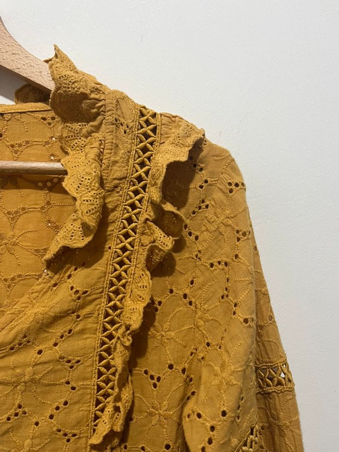 Chemise jaune moutarde avec broderie / détail ajouré et volant - photo numéro 3