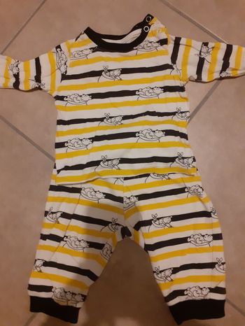 Ensemble winnie l'ourson 6 mois . Bonne état.