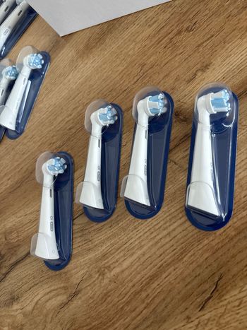 Lot de quatre têtes de brosse à dents oral B Io ultimate clean