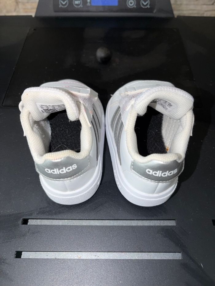 Basket taille 19 adidas - photo numéro 2