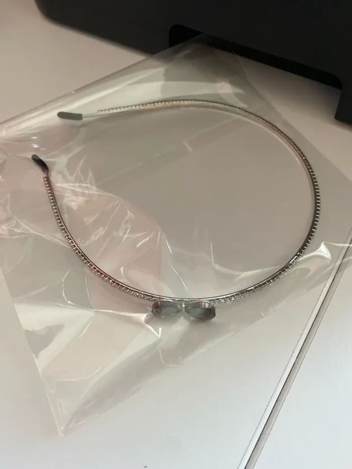 Serre tête avec brillants et petit noeud noir