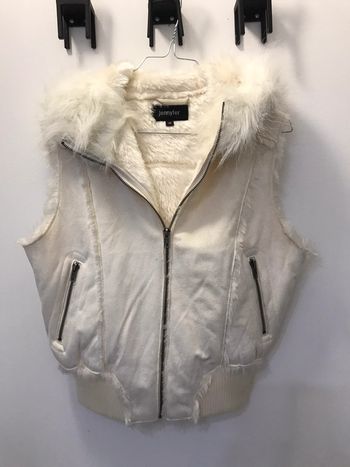 Veste sans manches imitation peau avec capuche fourrure