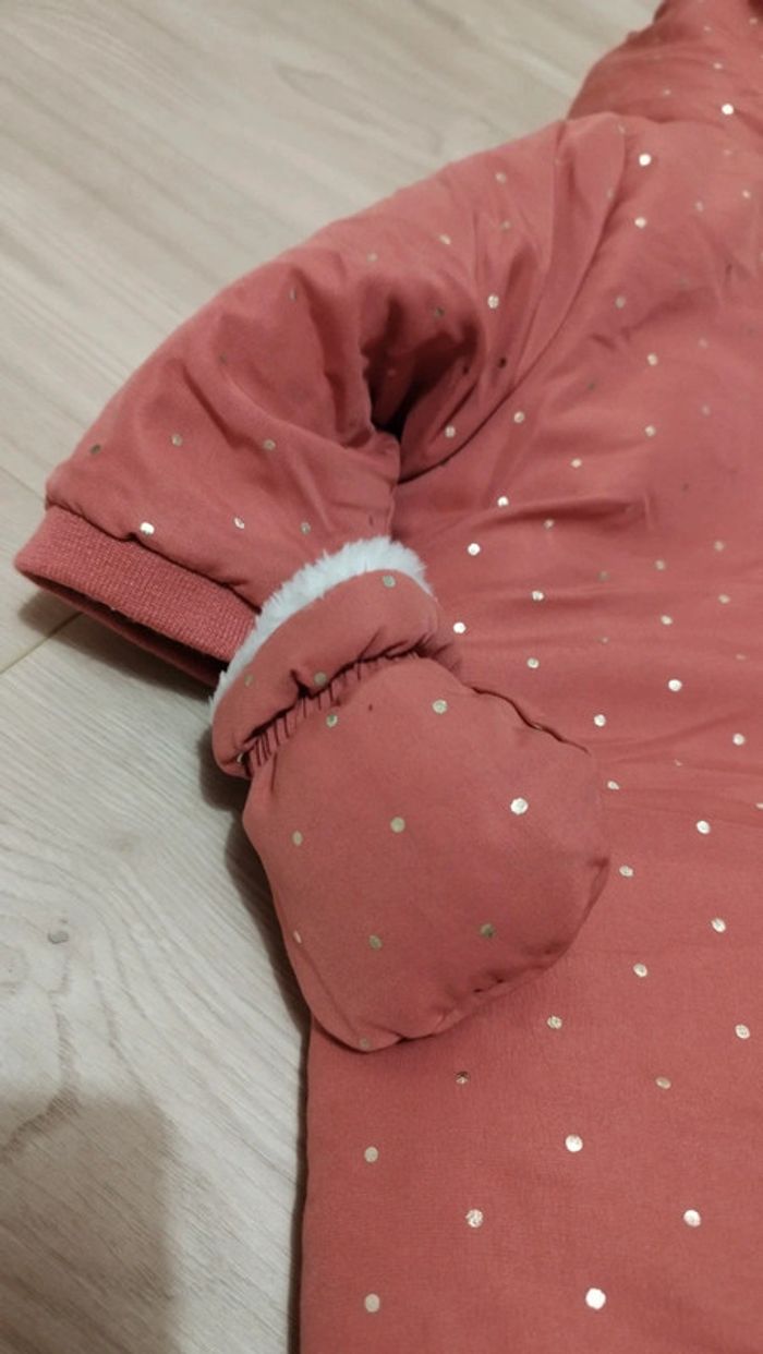 Combinaison bébé fille 6 mois. chaude et très pratique .gants intégrés. Neuve sans étiquette - photo numéro 5