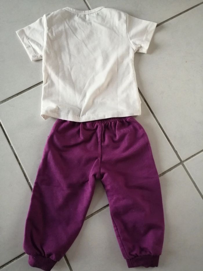 Ensemble pantalon et tee-shirt blanc et violet 1 an - photo numéro 3