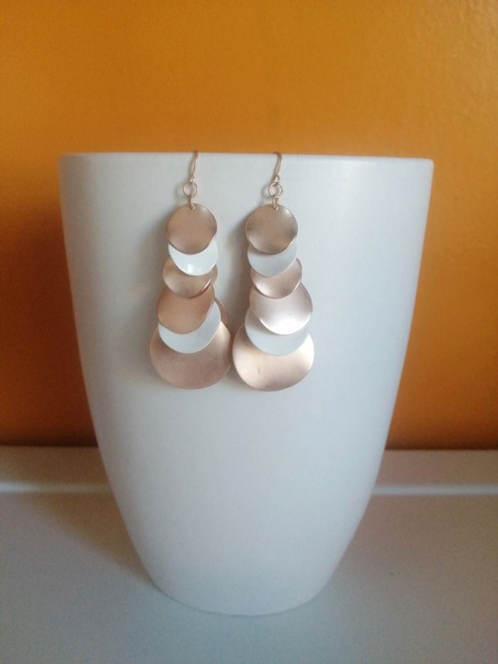 🌸Boucles d'oreilles pampilles dorées et blancs en cascade 🌸