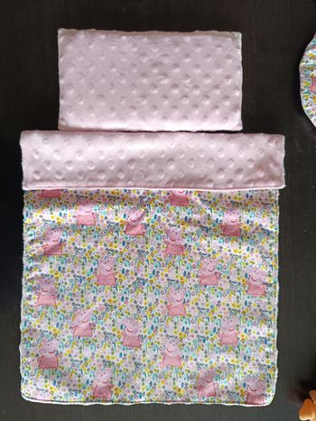 Lot oreiller et couverture poupée motif Peppa pig 