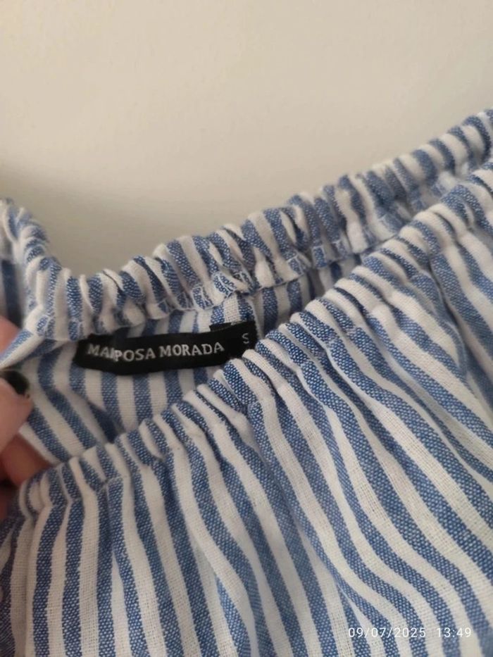 Vestido corto de hombros descubiertos y rayas verticales azules y blancas - photo numéro 2