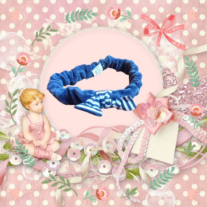 Bandeau pour bébé fille avec un adorable petit nœud marin rayé.