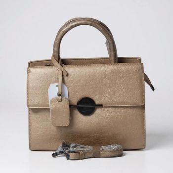 Sac à main doré avec bandoulière ajustable