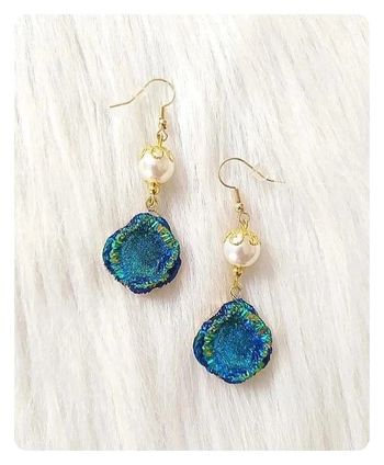 Boucles d'oreilles pendantes chic façon pierre scintillante.