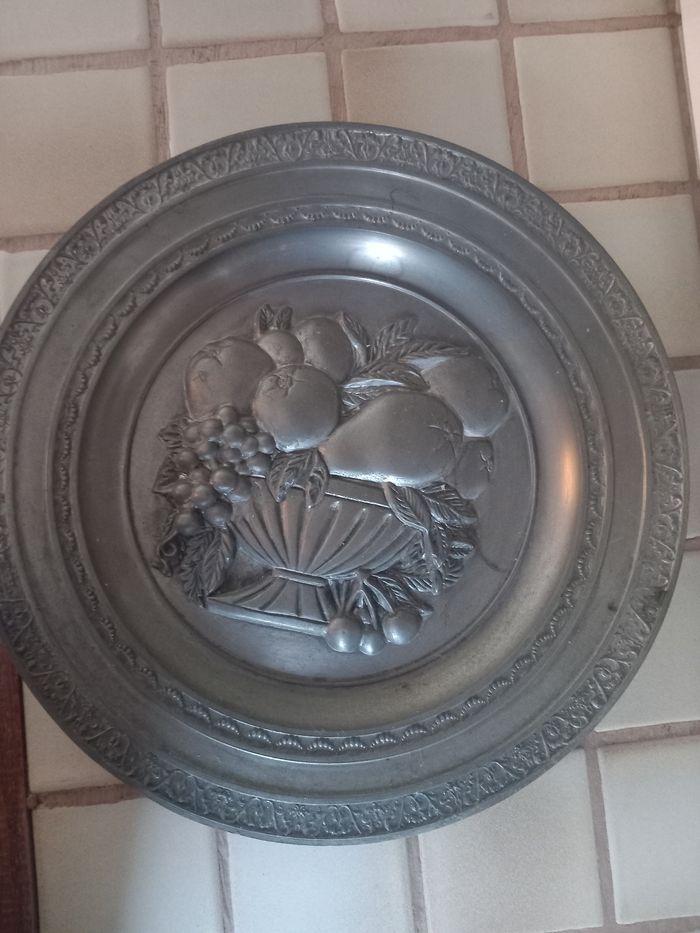 Lot 2 assiettes étain